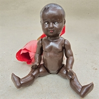 neger-babydukke-moerkhudet-gammel-dukke-gammelt-legetoej